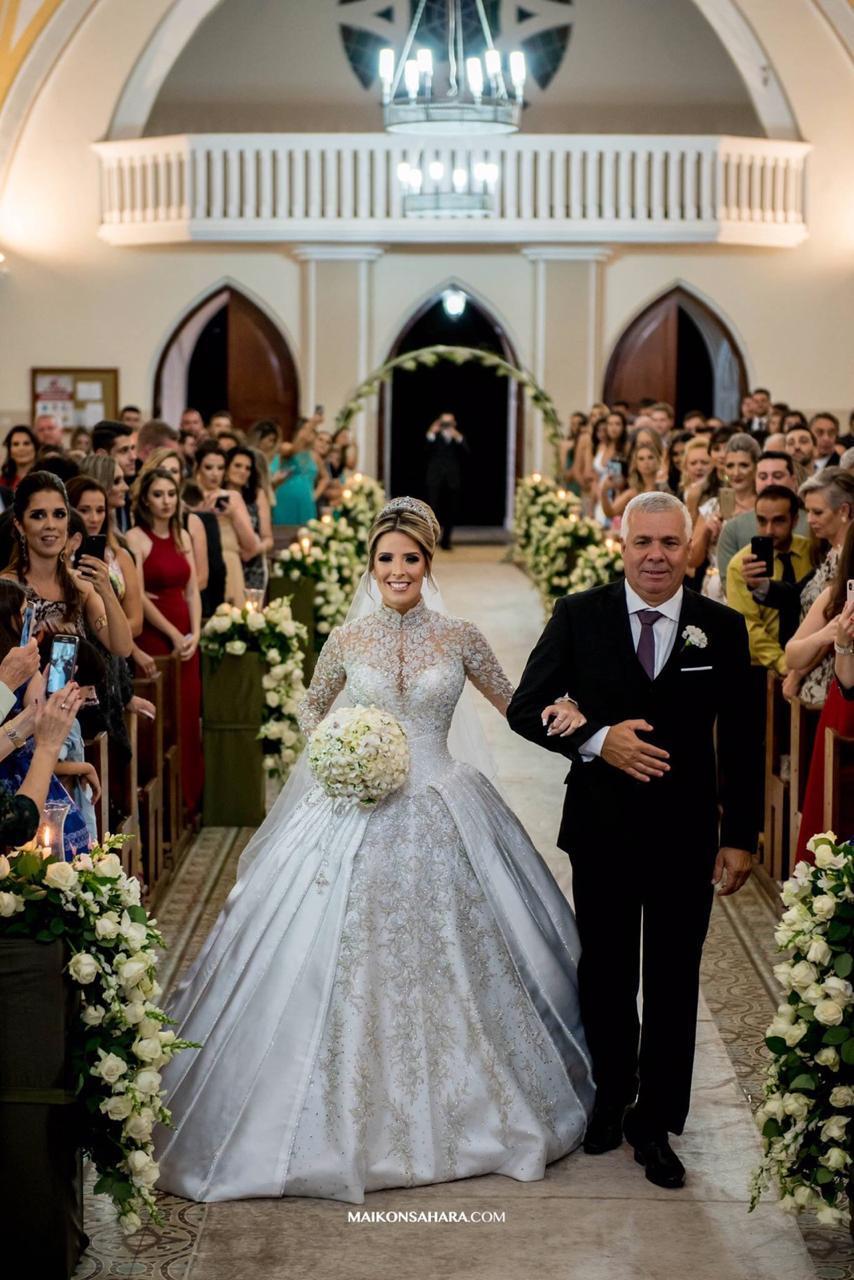 Muita emoção na entrada da noiva com o seu pai.