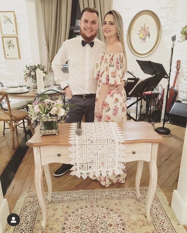 Um casal que uniu o seu gosto musical e o amor que compartilham para fazer trilha sonoras únicas.