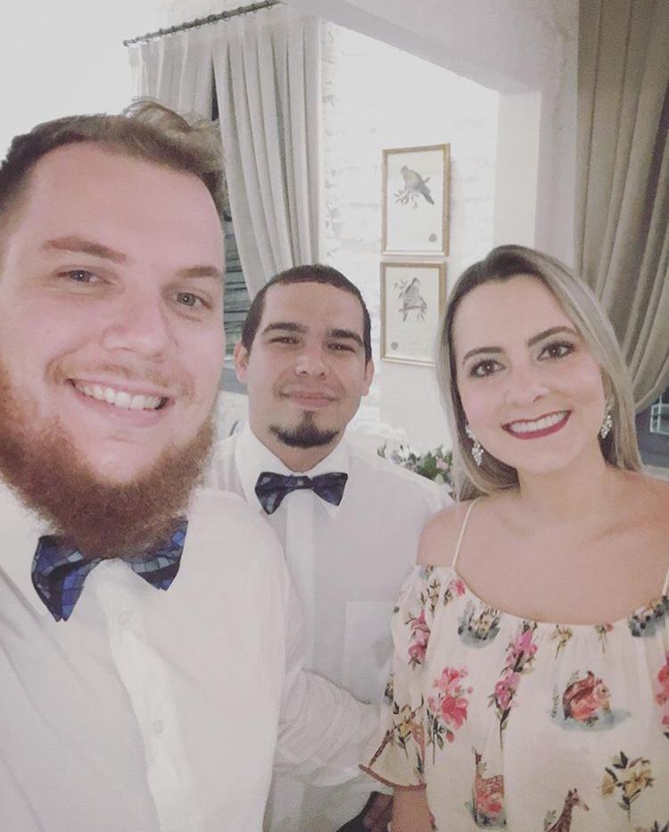 Formação musical em Trio com Voz Feminina + Voz Masculina/Violão + Piano.