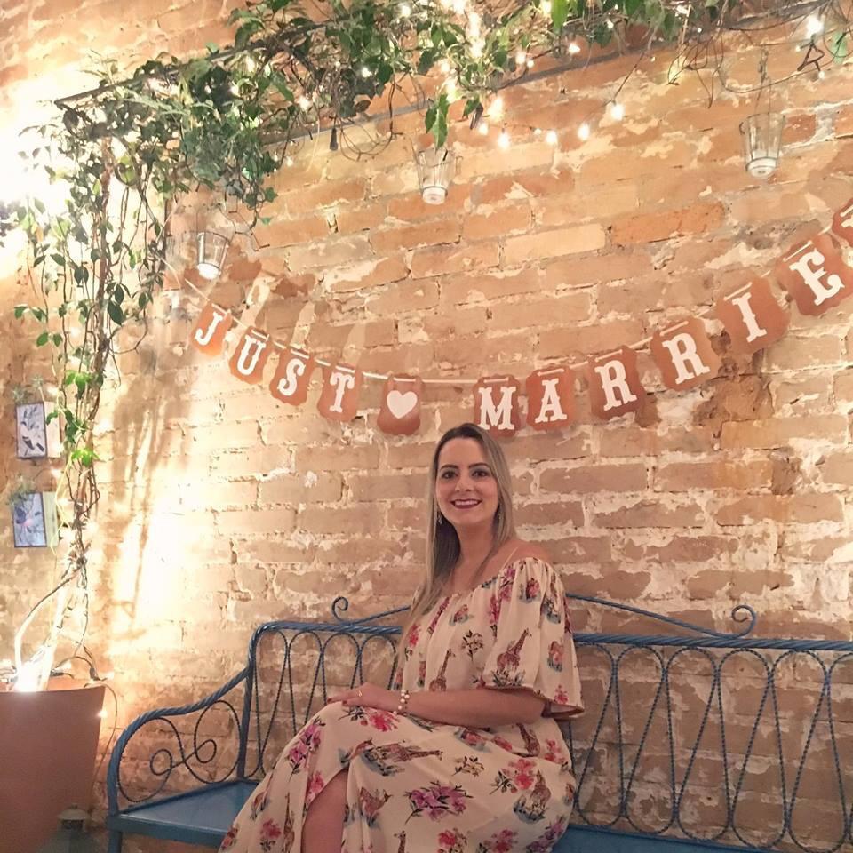 Juliana Neves no jardim externo da Casinha Quintal.