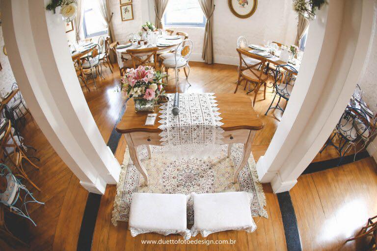 O altar bem delicado e lindo.
