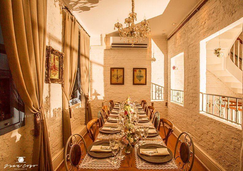 ambiente aconchegante onde a família compartilha a alegria todos juntos.