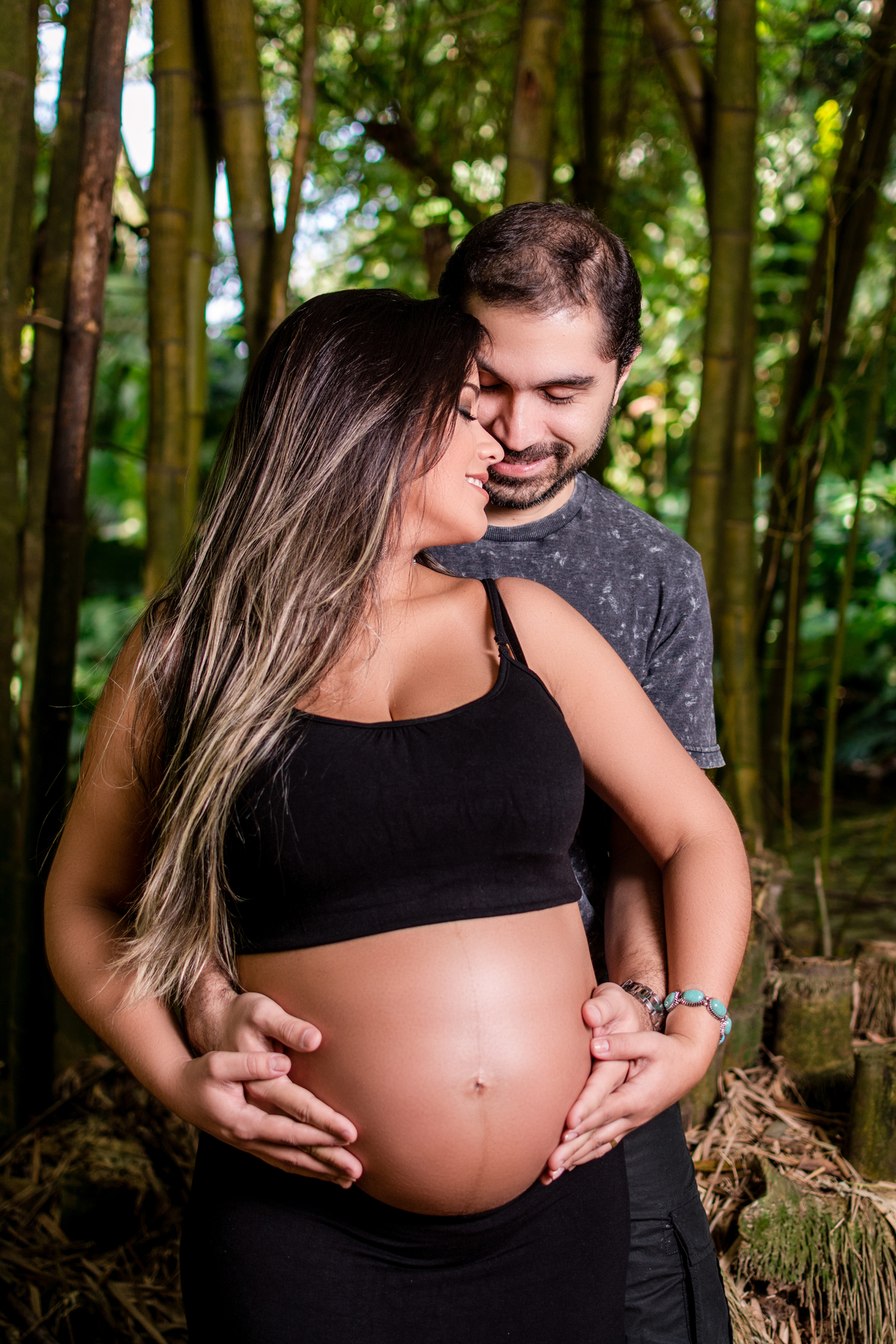 Taciane em foto emotiva durante a sessão fotográfica do ensaio gestante no jardim botânico do rio de Janeiro