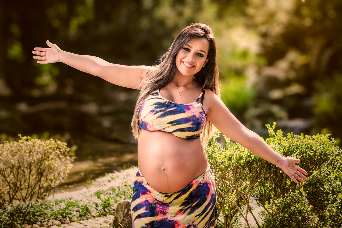 Ensaio gestante com saia e croped estampados. sessão fotográfica realizada no jardim japones do Jardim botânico do rio de janeiro
