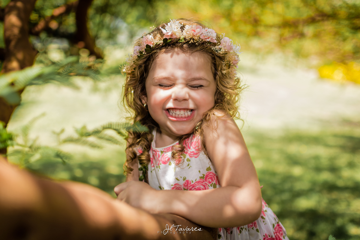 Carol dando um lindo sorriso durante seu ensaio para book infantil na Barra da Tijuca, Rio de Janeiro