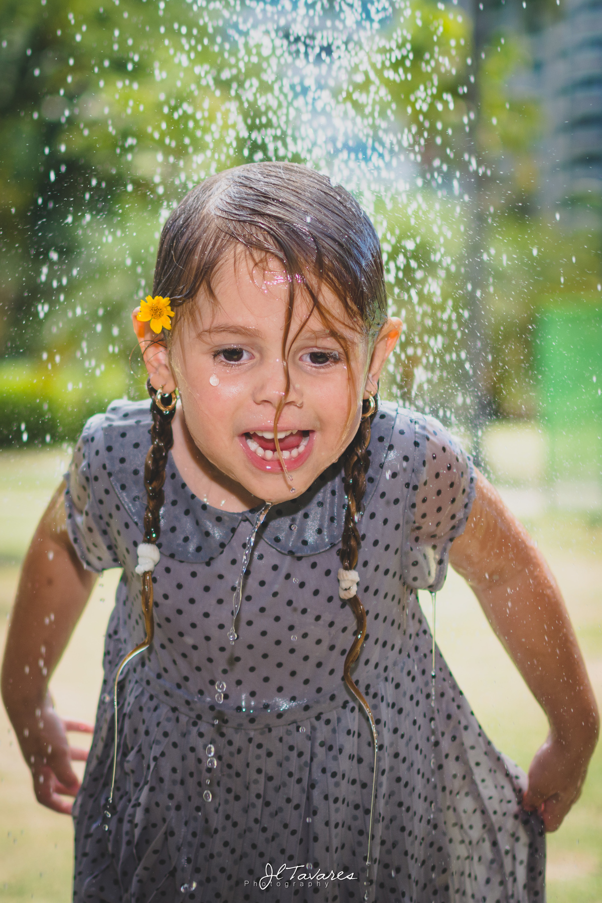 carol tomando banho no chuveirão com vestido estampado no park rio 2, ensaio infantil pirralhitus.
