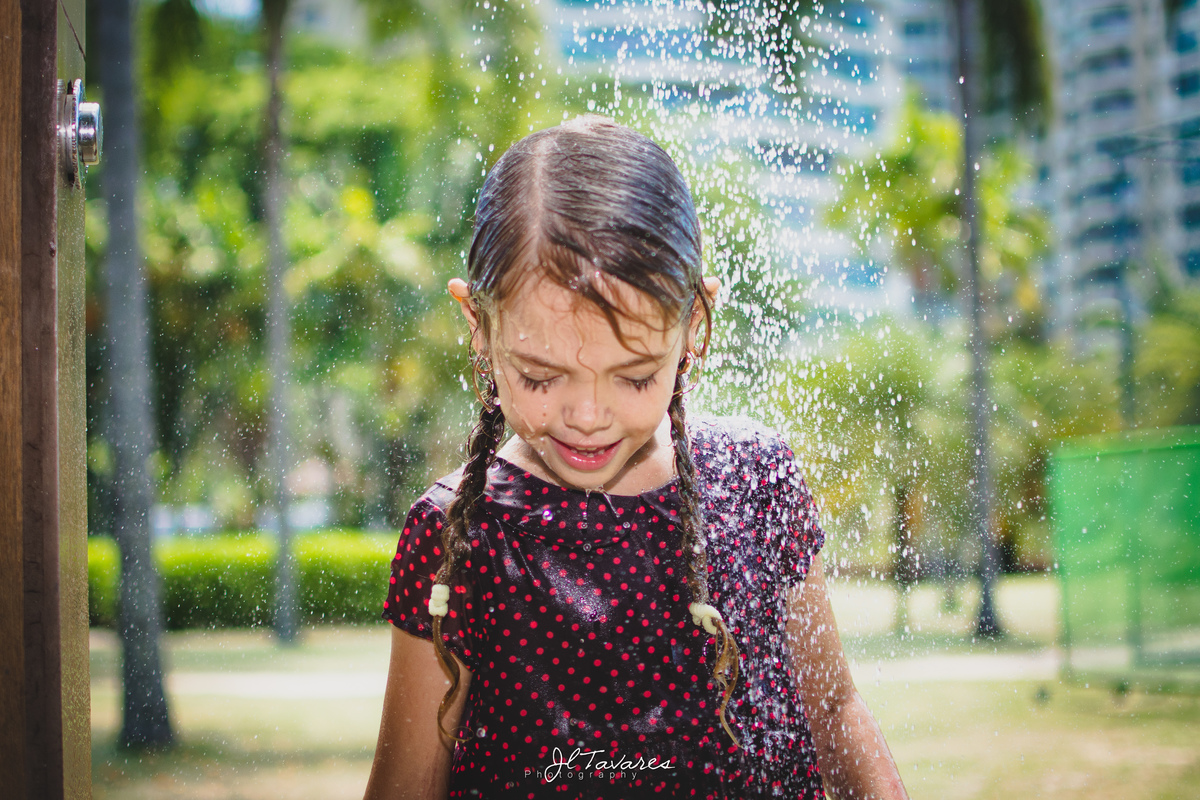 Isabella tomando banho no chuveirão de roupa e tudo depois do ensaio fotográfico infantil realizado na barra da tijuca/rio de janeiro.