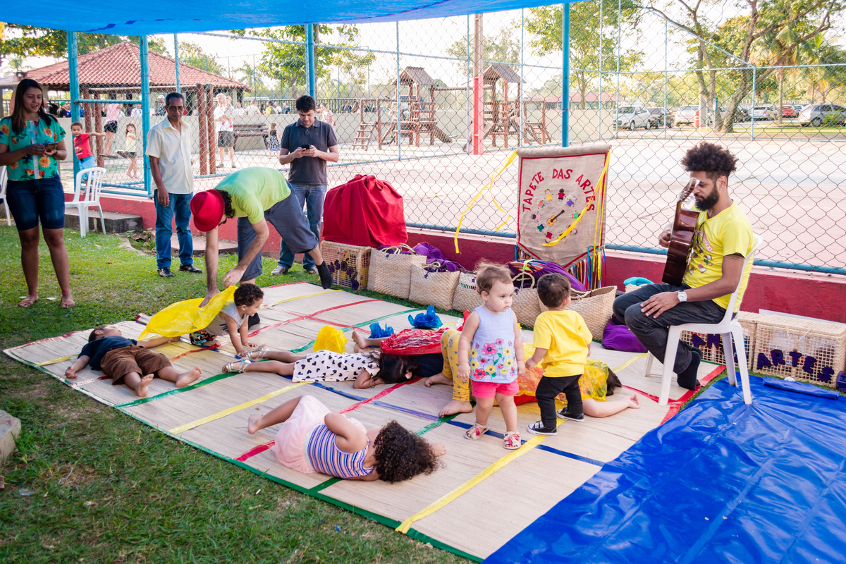 crianças se divertindo com o grupo tapete das artes durante a festa de aniversário do guilherme, fotografia da festa foi feita por pirralhitus