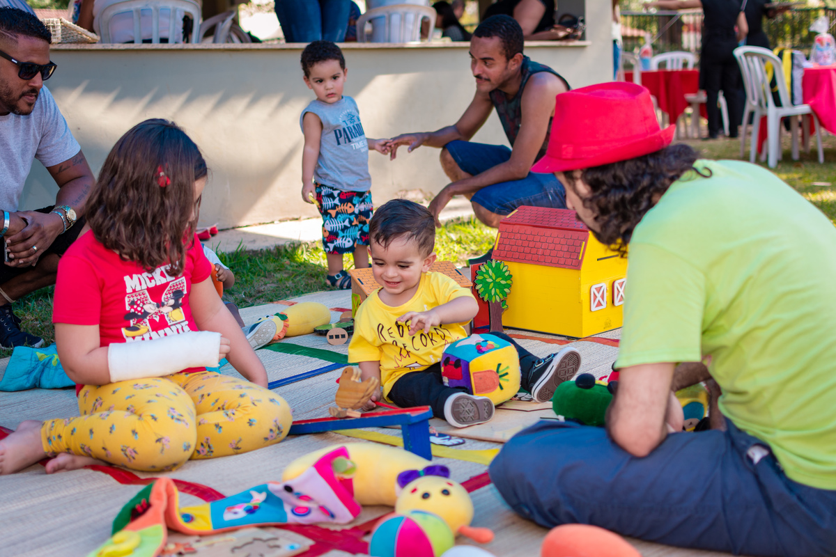 Guilherme brincando com os animadores do grupo tapete das artes, Fotografia de festa infantil