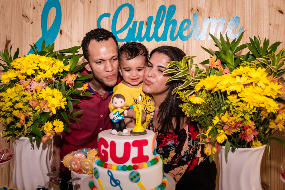 guilherme e papais assoprando a vela do bolo na hora do parabéns. Cobertura fotográfica de festa infantil pirralhitus