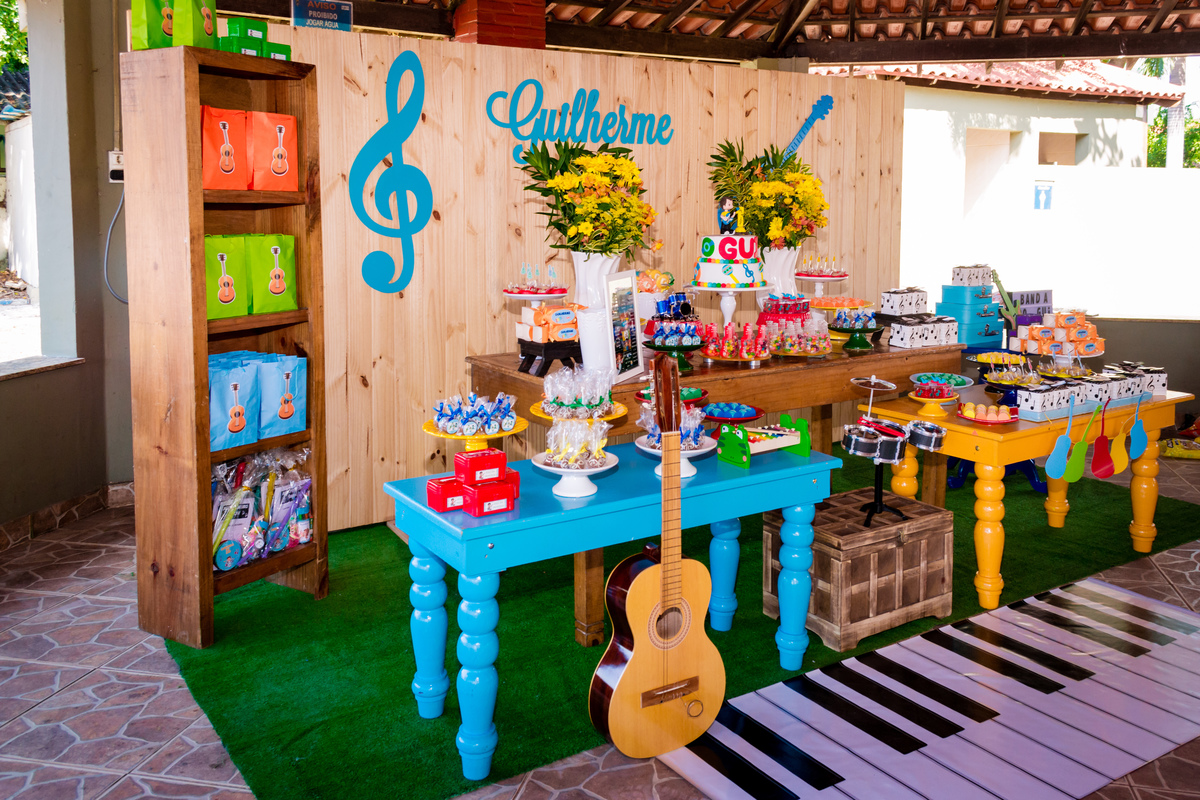 mesa do bolo com tema mundo bita, cobertura fotográfica de festa infantil realizada na casa do marienheiro, RJ.