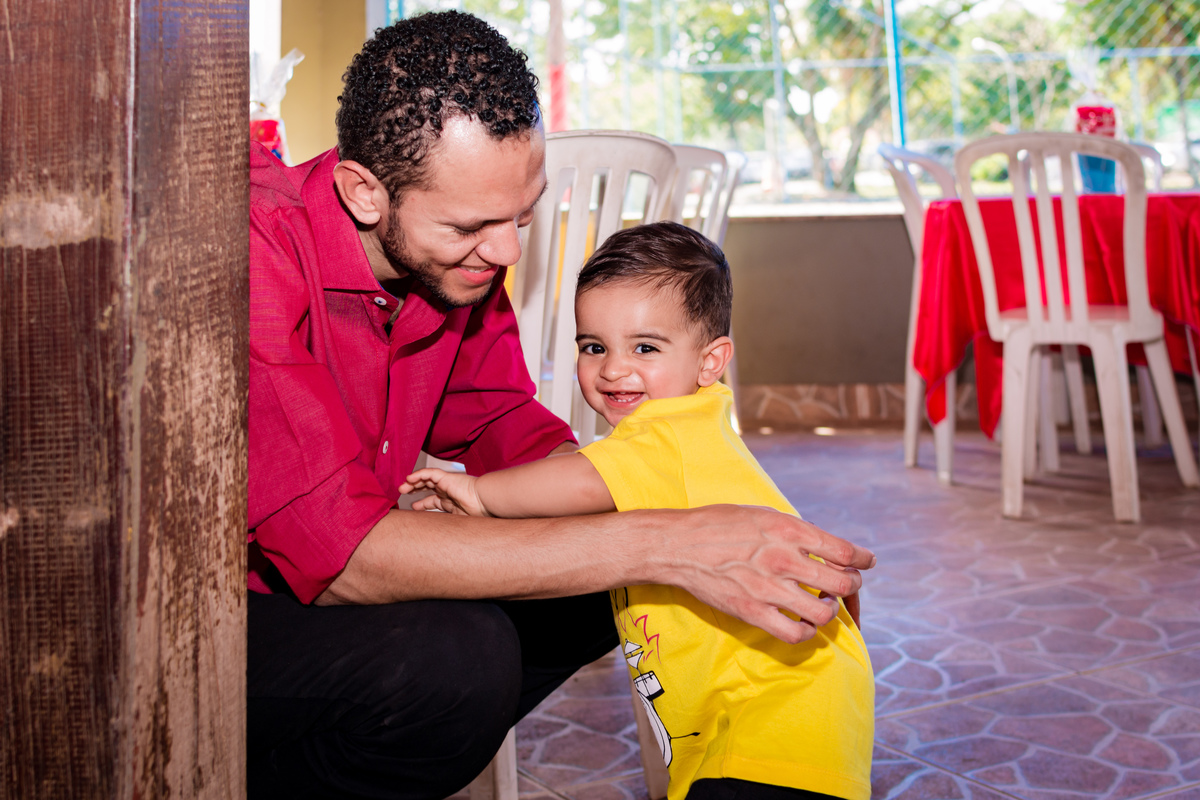 guilherme brincando com o pai durante a sua festa de aniversário