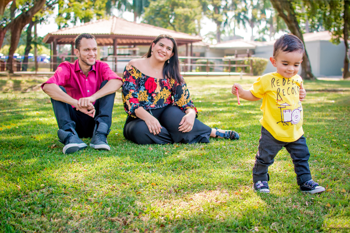 papai e mamãe observando o gui correr, fotografo de festa infantil pirralhitus