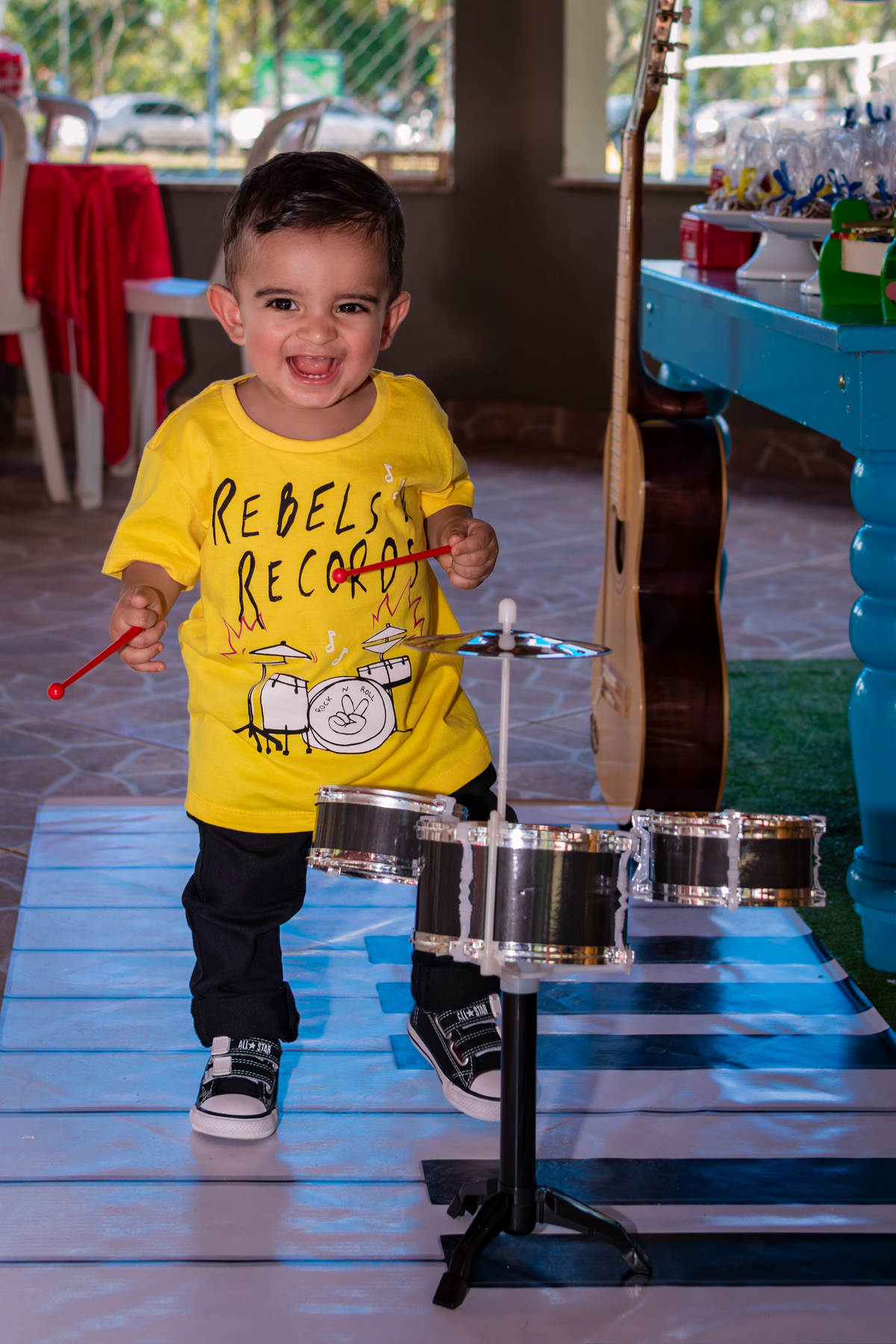 guilherme tocando a bateria do mundo bita em sua festa infantil de 1 ano