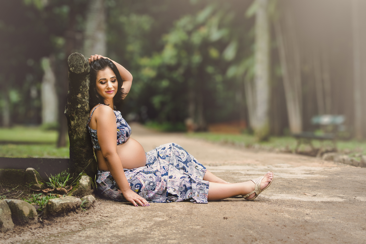 Aline com saia e croped posando para seu ensaio gestante sentada no chão, fotografia feita por JL Tavares empresa Pirralhitus Fotografia Infantil e Gestante