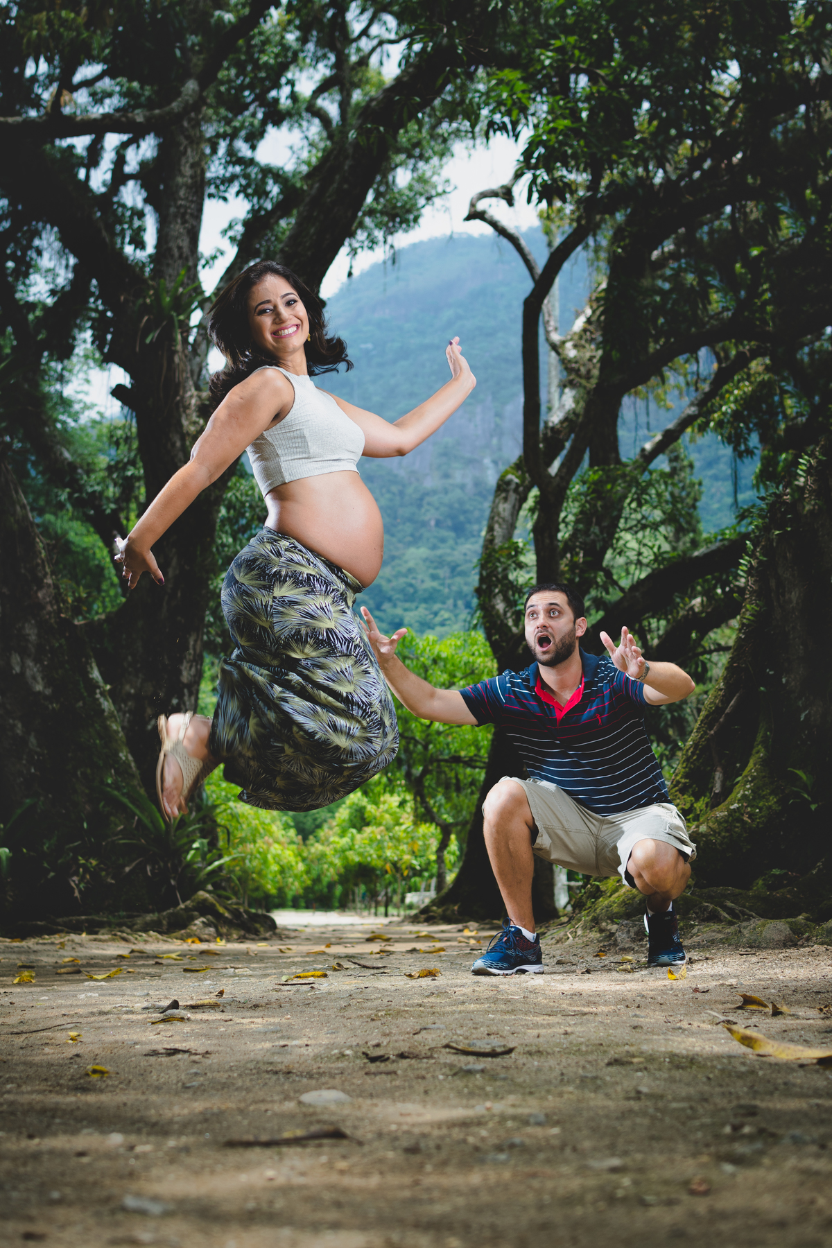Aline Pulando em ensaio gestante criativo no Jardim Botanico do Rio de Janeiro