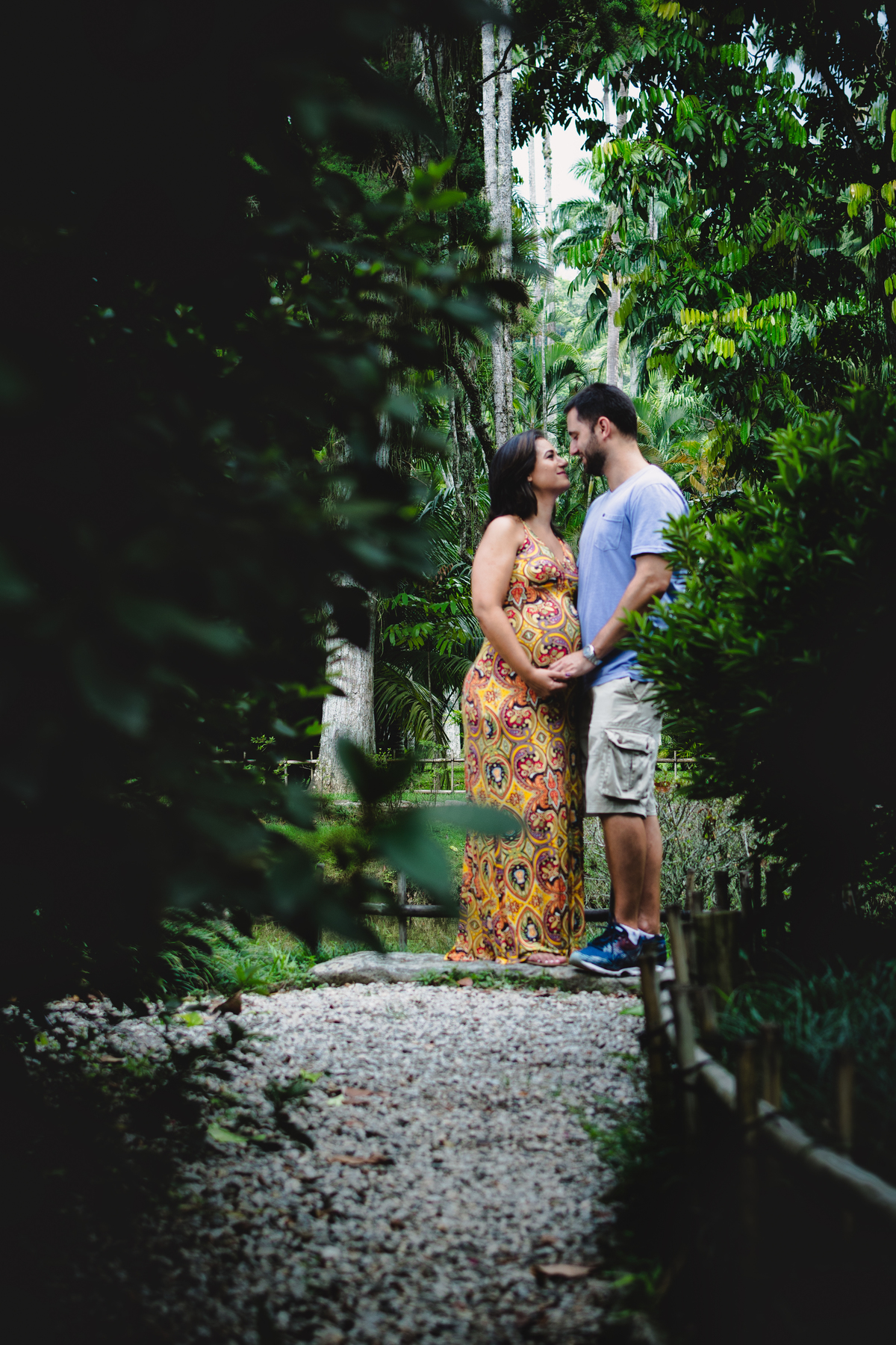Aline e Márcio se beijando no Jardim Japonês do Jardim Botânico do Rio de Janeiro durante o ensaio gestante com JL Tavares da Pirralhitus Fotografia Infantil e Gestante.