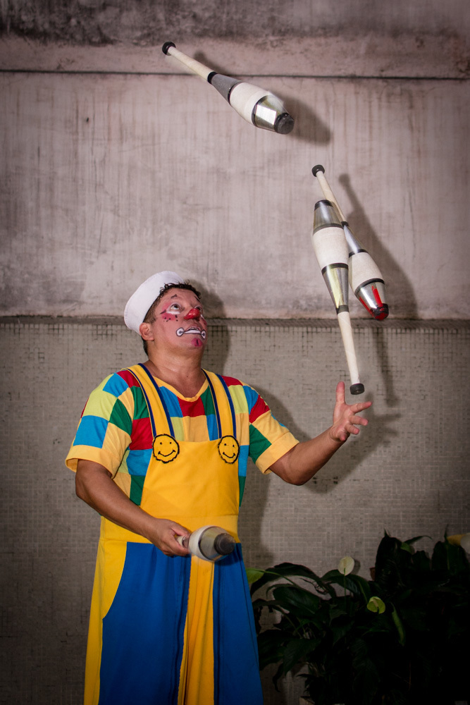 Palhaço fazendo malabaris e animando a festa da Sarah, fotografia de aniversário infantil.
