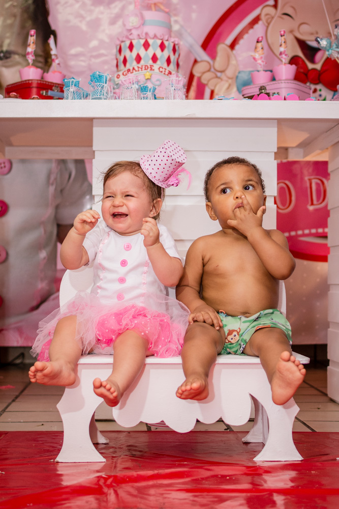 Sarah rindo ao lado do priminho, cobertura fotográfica de aniversário infantil.