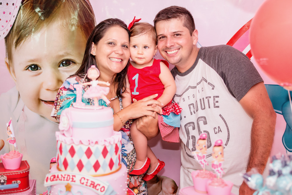 Sarah e os pais na mesa do bolo no início da festa, fotografia de festa infantil realizada na tijuca / Rio de Janeiro