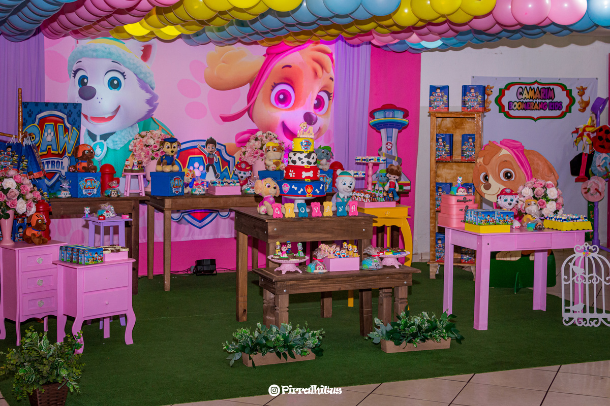 Decoração de festa infantil com o tema Patrulha Canina na casa de festas, Estação Boomerang Kids