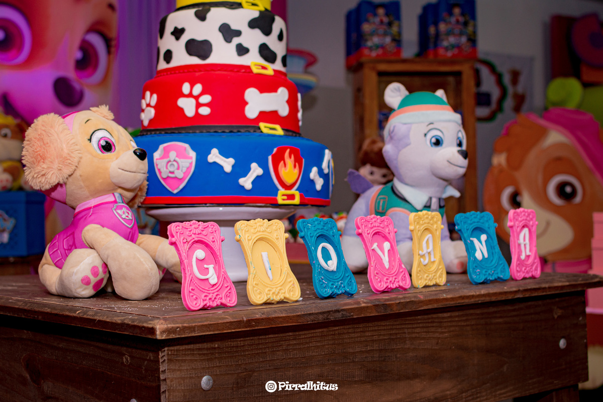 Detalhe do bolo em decoração de festa infantil com o tema patrulha canina