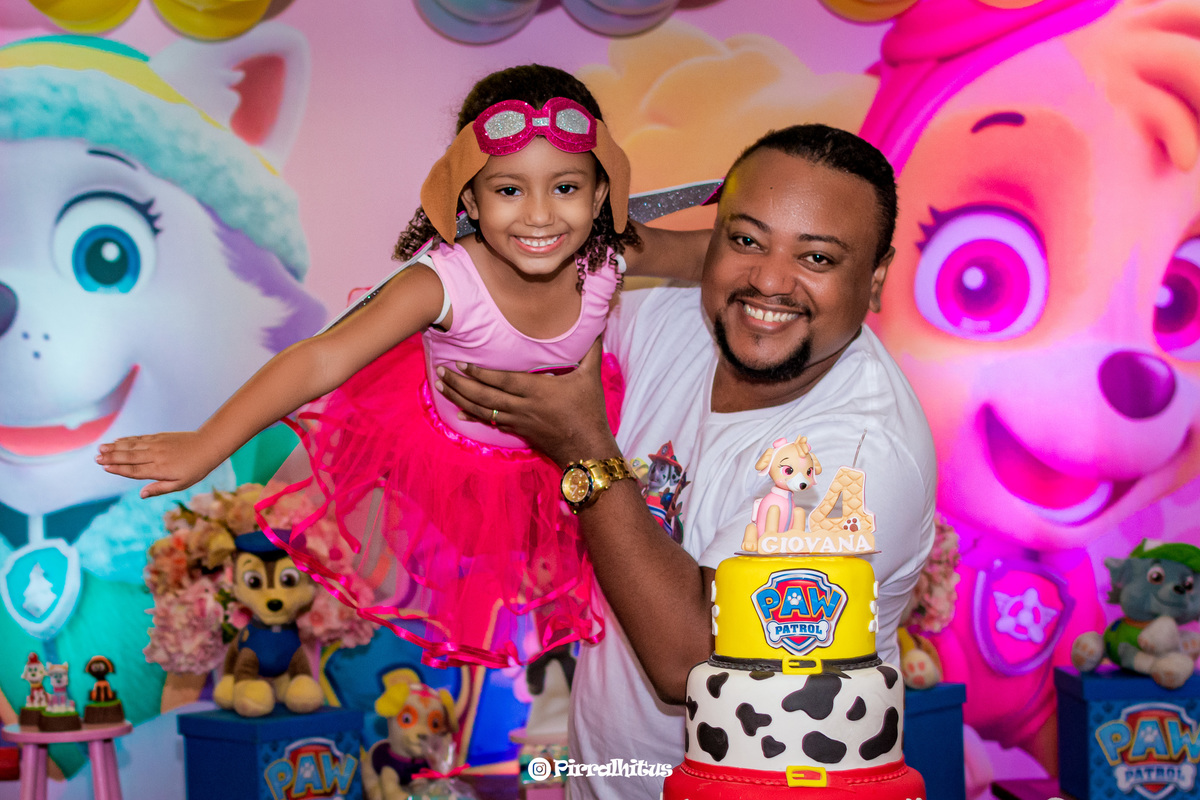 Giovana e seu papai fazendo pose de aviãozinho, festa infantil com o tema Patrulha Canina na Casa de Festa Estação Boomerang Kids