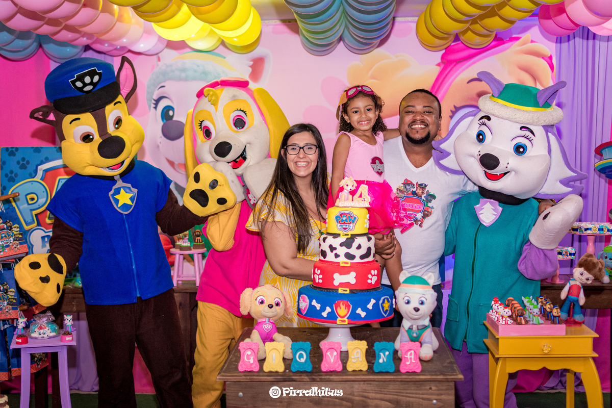 Giovana e sua família com a turma da Patrulha canina na Estação Boomerang Kids Casa de festa.