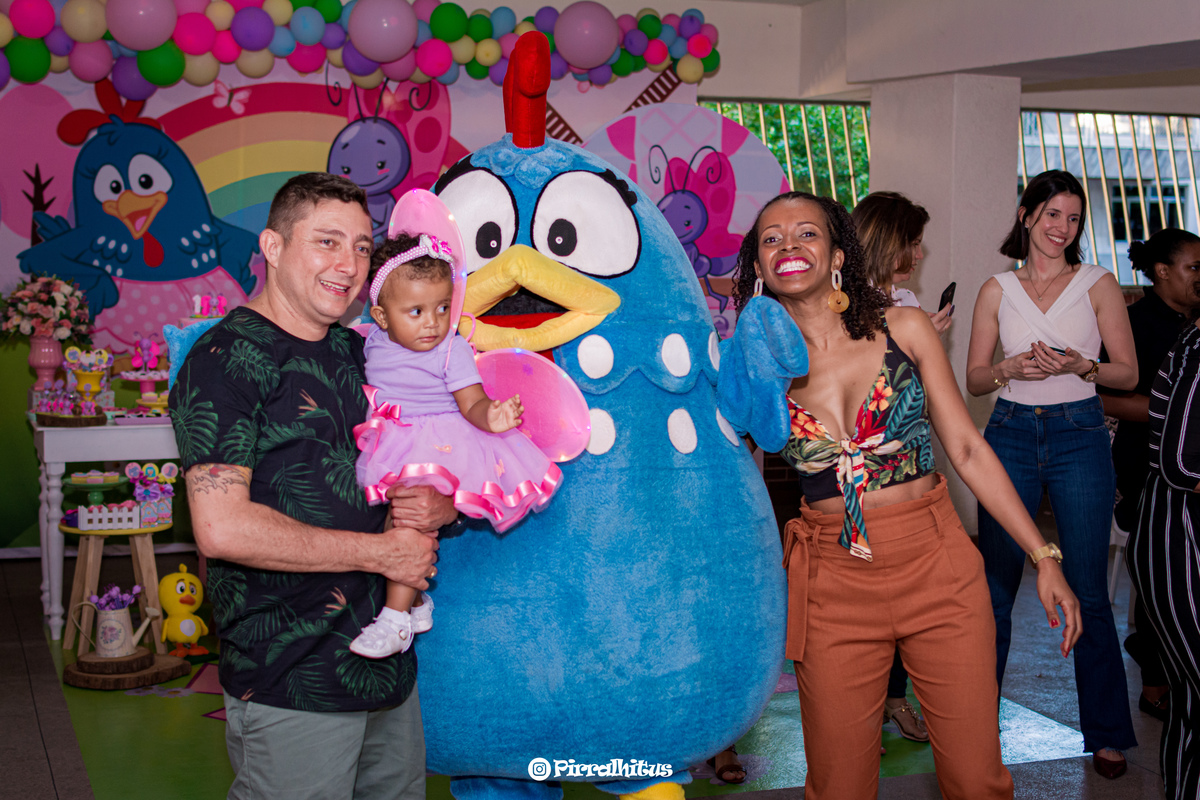 A galinha Pintadinha em festa infantil