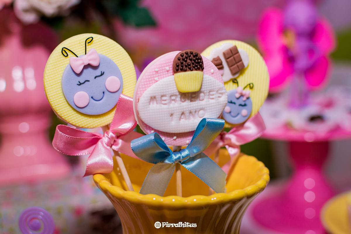 Detalhe da decoração da festa de aniversário da Mercedes, pirulitos com desenhos, tema Galinha Pintadinha