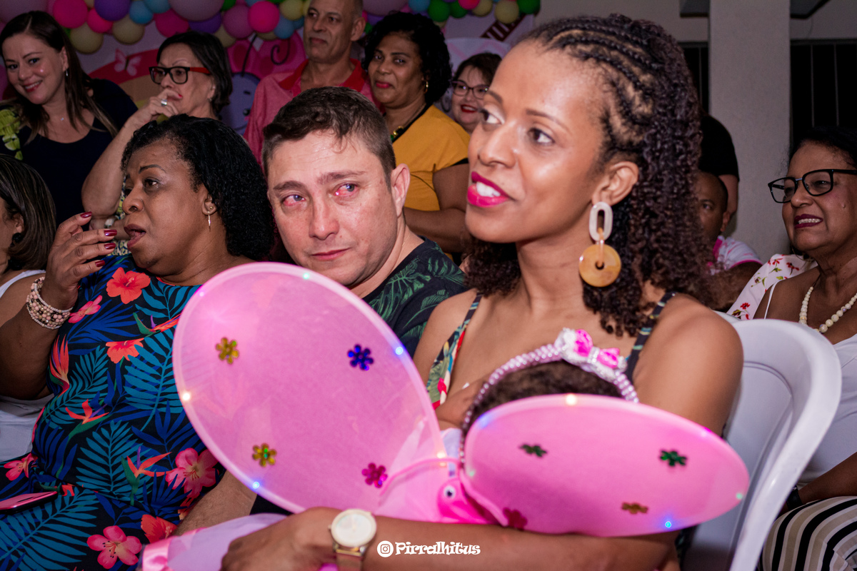 Pai emocionado na hora da retrospectiva, fotografia de festa infantil tema galinha pintadinha