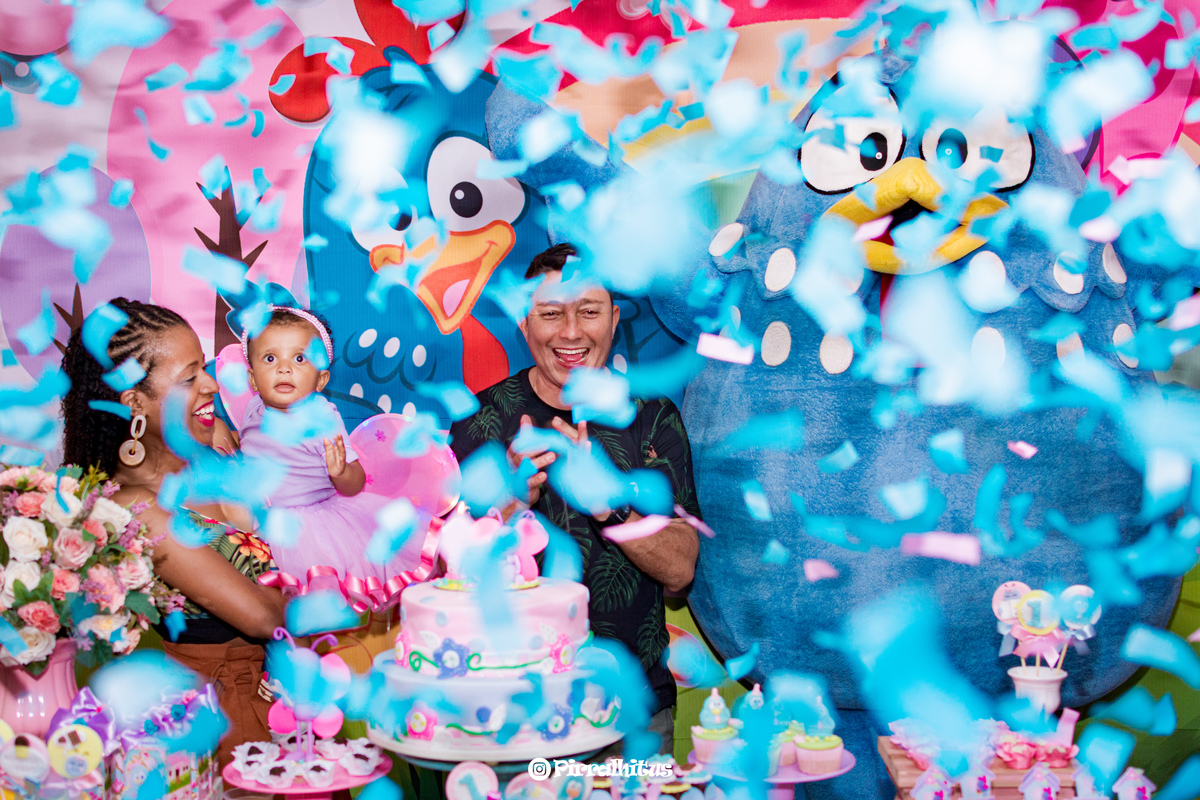 Chuva de papel azul a hora do parabéns no aniversário da Mercedes