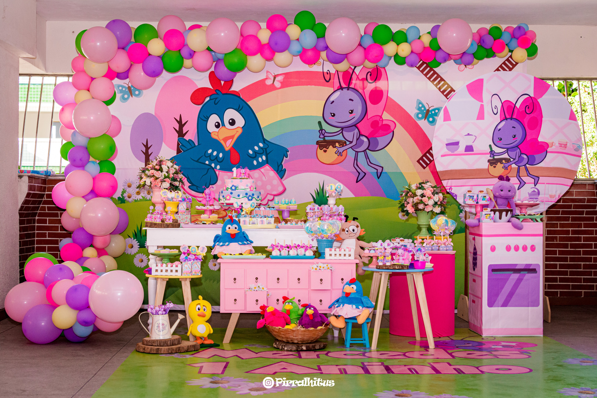 Foto panorâmica da mesa do bolo da festa de aniversário da Mercedes, arco desconstruído e bolo fake 3 andares, tema galinha pintadinha, fotografia da festa feita por pirralhitus, rio de janeiro