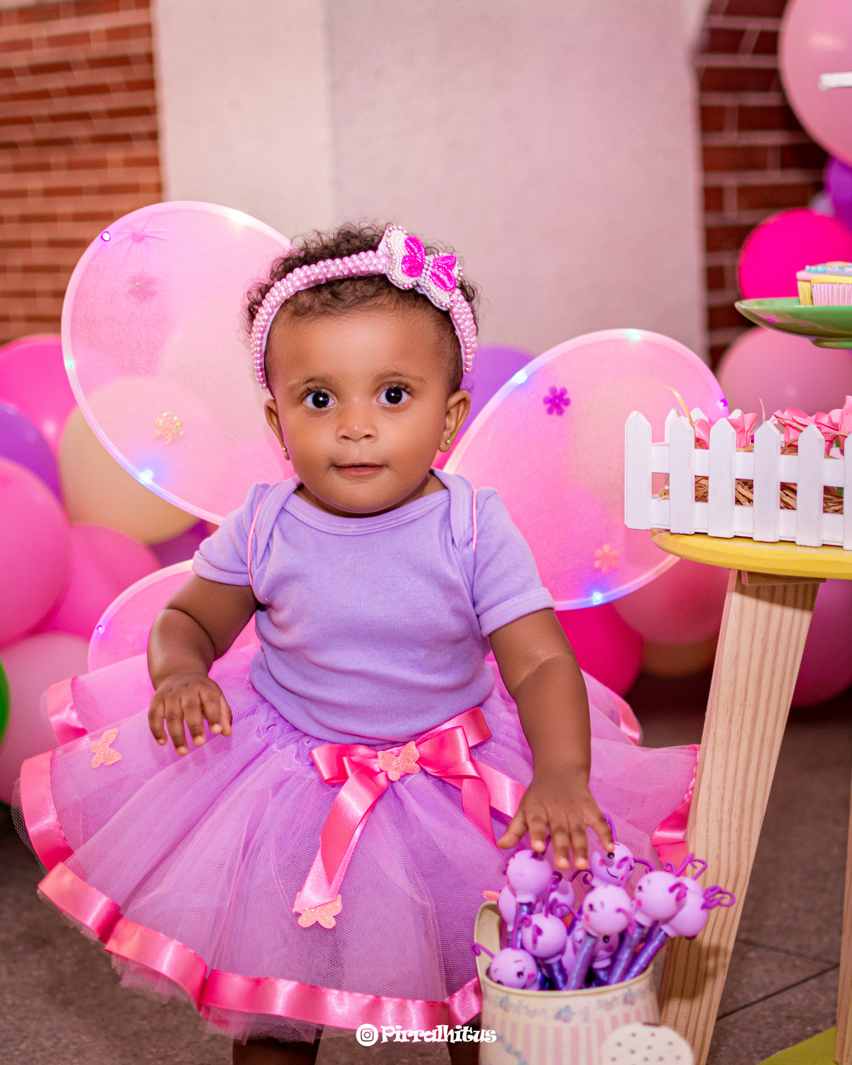Mercedes fantasiada de borboletinha na sua festinha com tema de galinha pintadinha, fotografia de festa infantil no rio de janeiro Pirralhitus