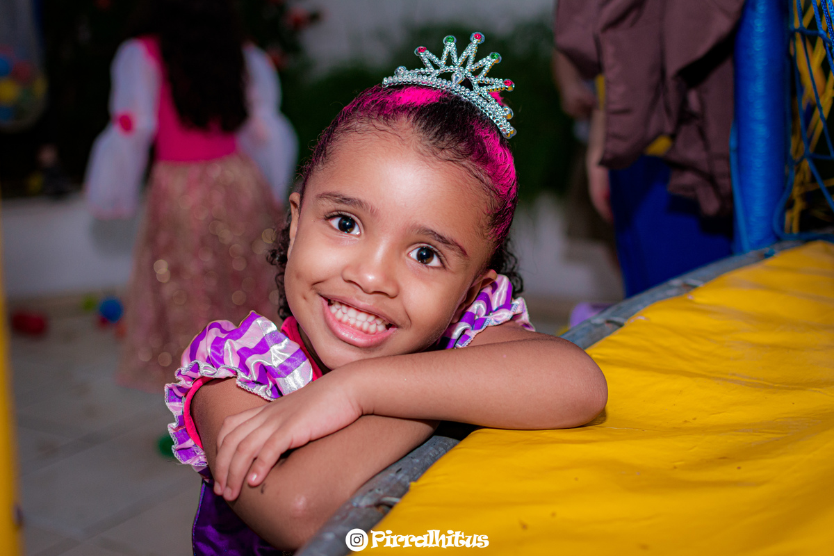 Menina fantasiada de cinderela e com os cabelos pintados de rosa na festa de aniversário do Matheus.