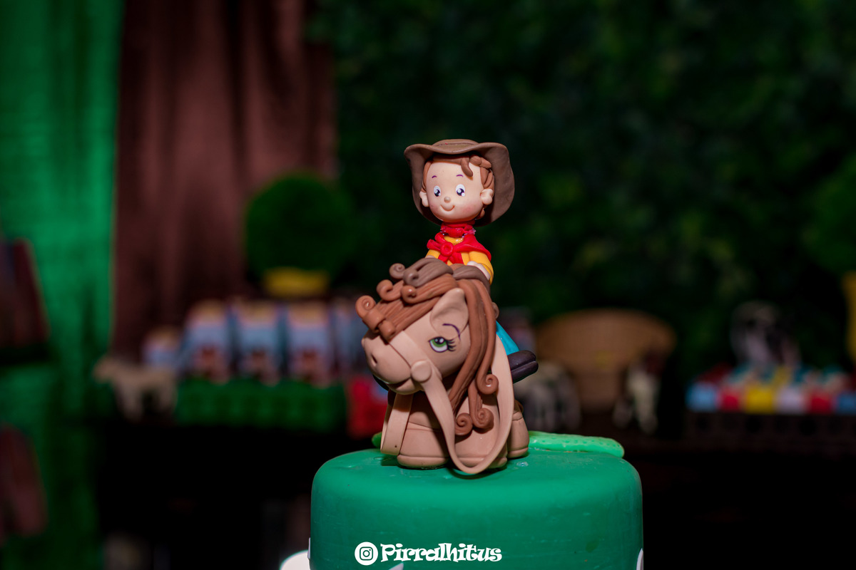 Topo de bolo tema fazendinha.