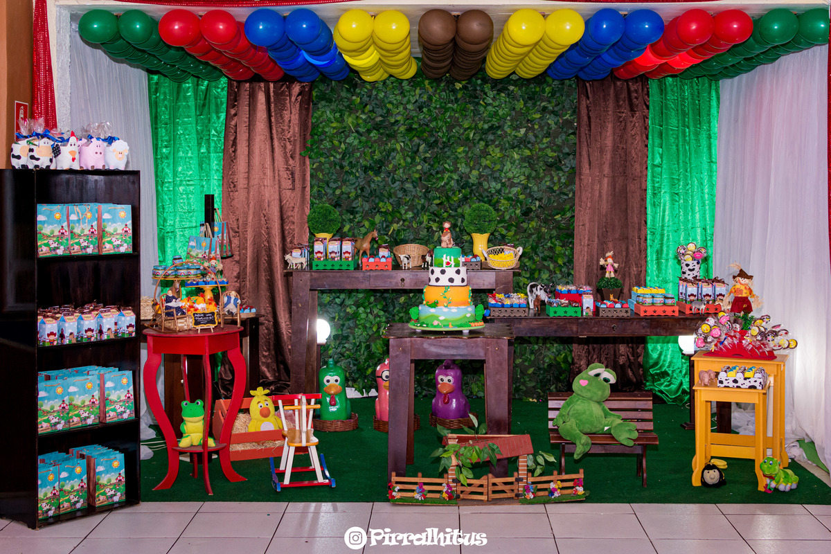 Festa infantil com o tema Fazendinha, decoração da mesa do bolo. Fotografia de Pirralhitus Fotografia de Festa Infantil