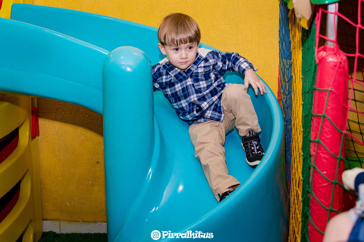 Gabriel no tobogam da casa de festa sussuca.