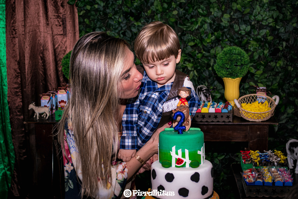 gabriel assoprando a velinha do bolo na hora do parabéns