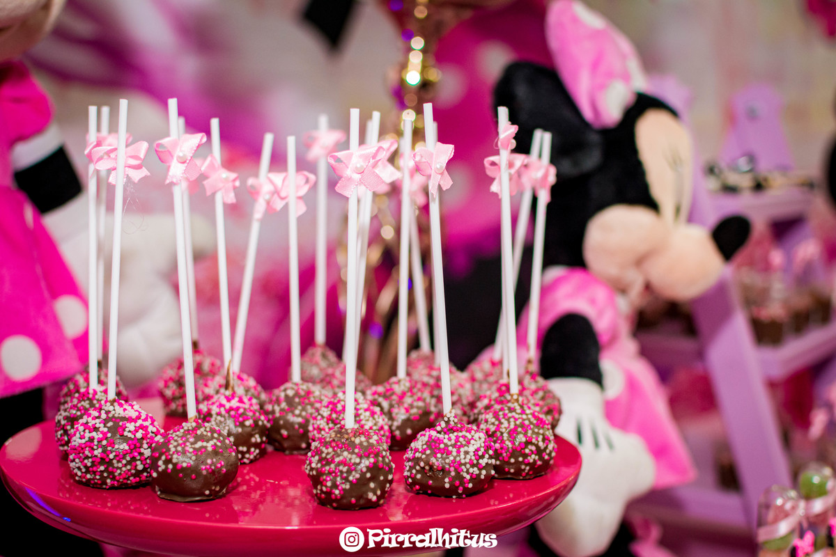 Maçã do amor confeitada, decoração da mesa do bolo, tema Minie Rosa.