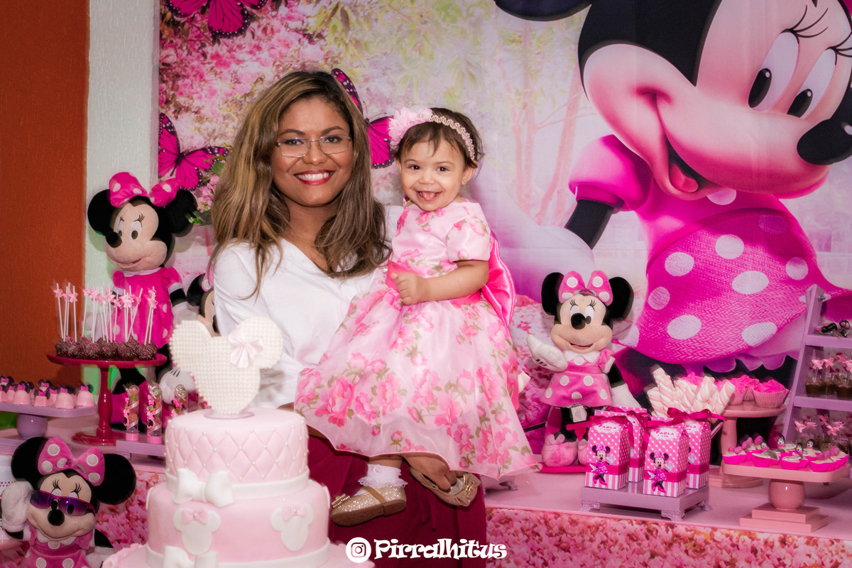 Mãe e filha na mesa do bolo de aniversário, festa Minie Rosa.