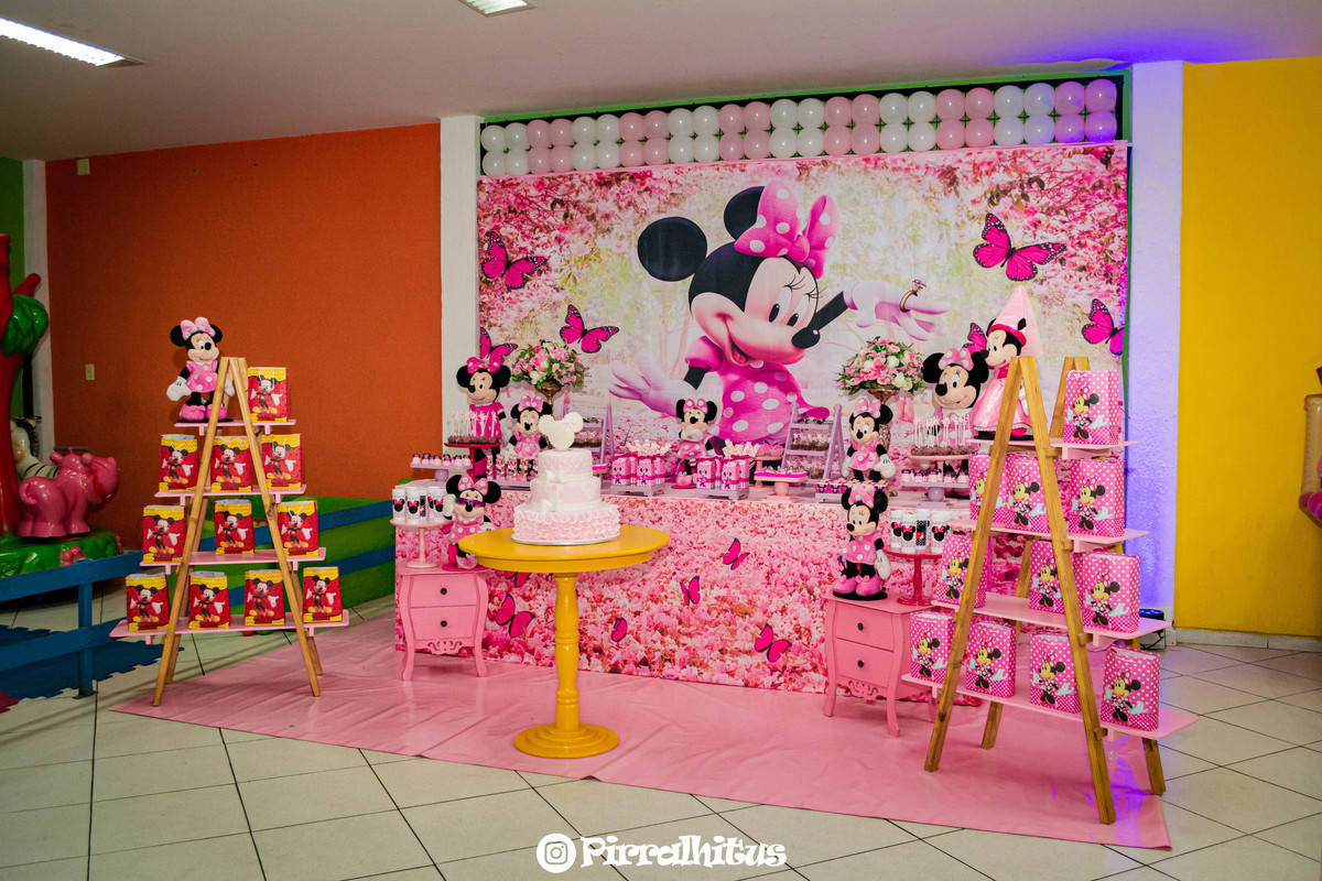 Fotografia da decoração da mesa do bolo, festa com o tema Minie Rosa, festa realizada na casa de festas Planeta Kids em Realengo.