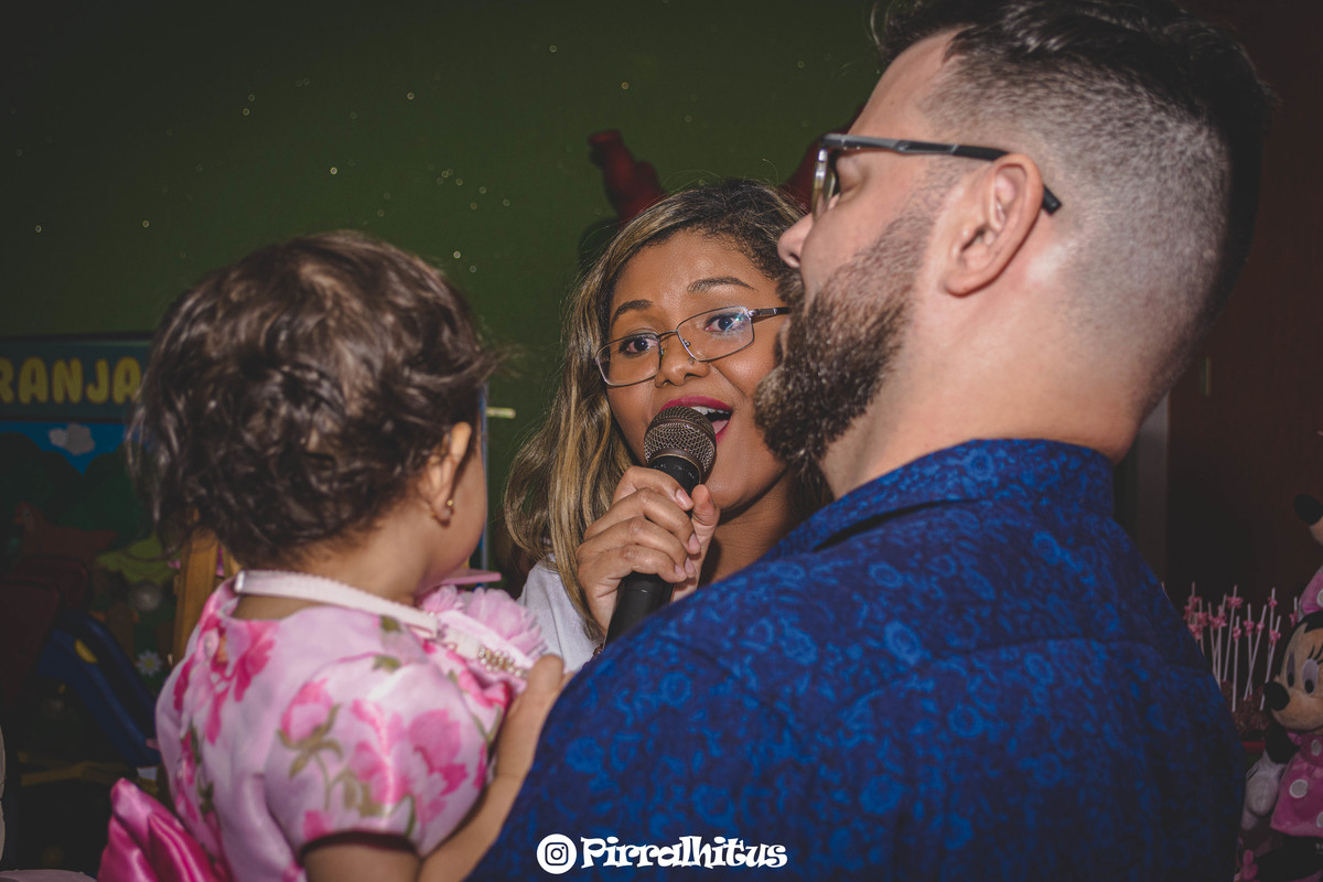Fotografia da mãe cantando para a filha que completa 1 aninho, pouco antes do parabéns!