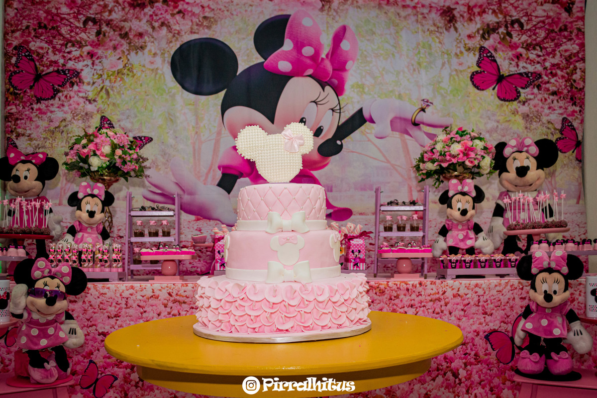 Detalhe do bolo fake. Tema Minie Rosa, topo do bolo cabeça da minie decorado com pérolas e laço de cetim.