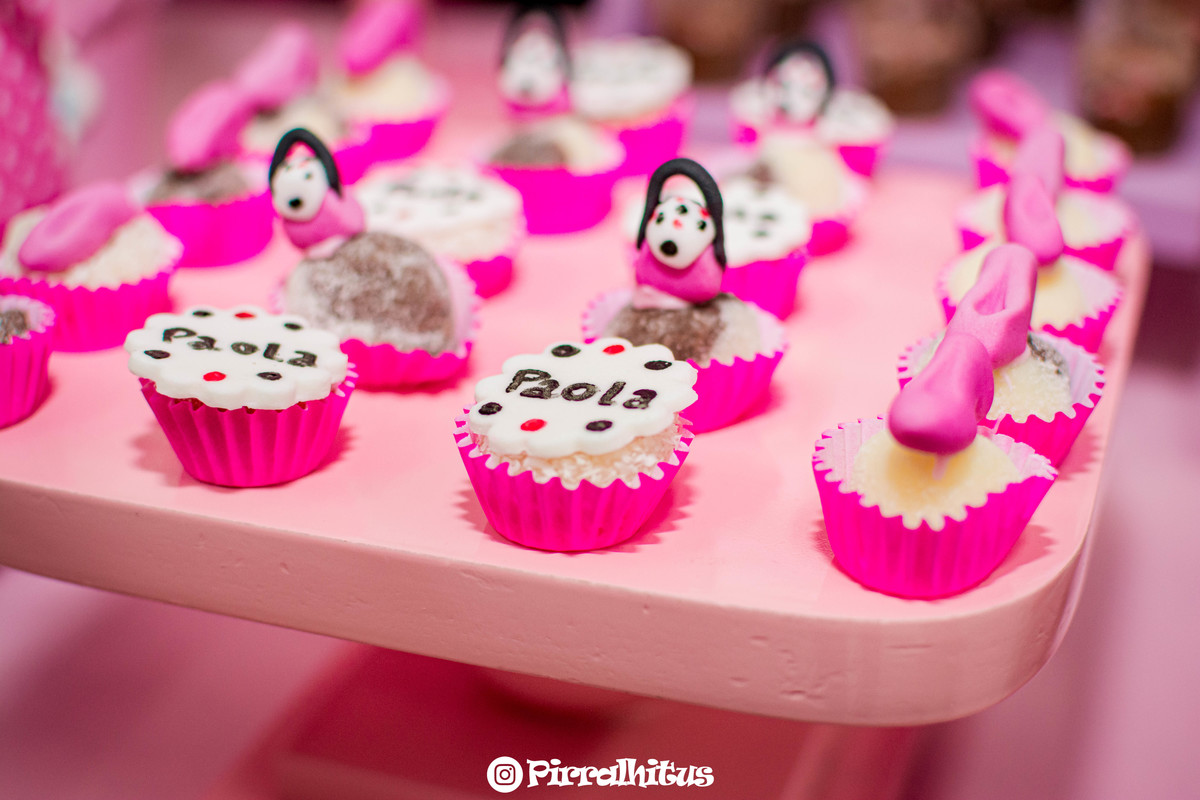 Decoração, docinho confeitado com o nome da Paola, fotografia do aniversário feita por Pirralhitus.