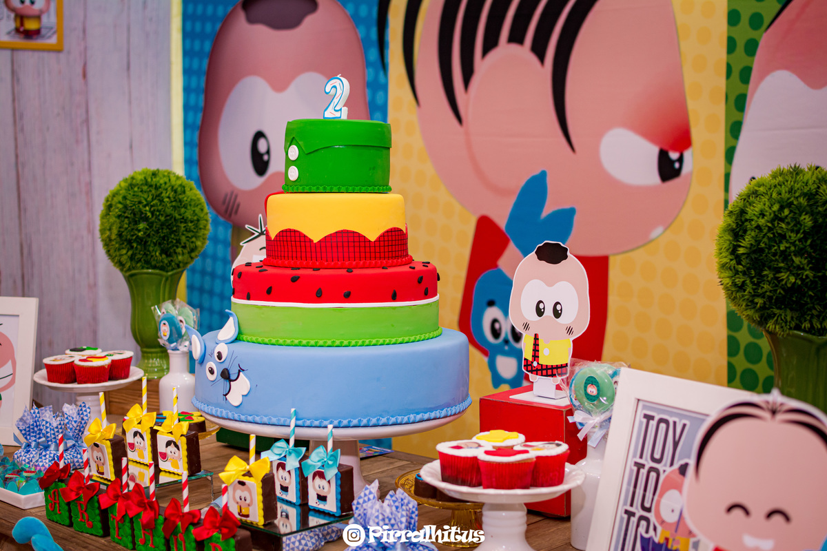 Bolo fake 4 camadas com o tema Turma da Mônica Toy.