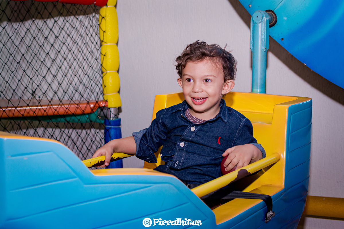 Arthur no carrossel vertical na casa de festas oba festas, rio de janeiro.