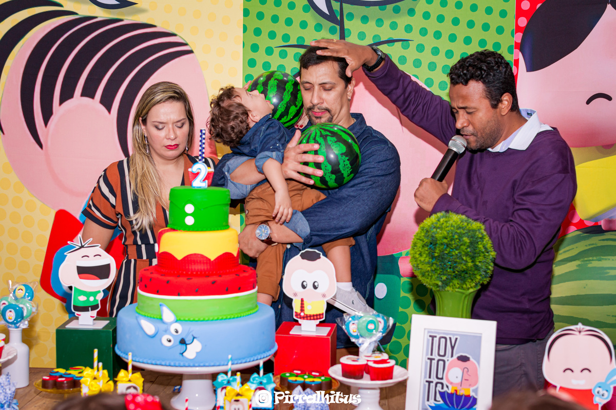 Pastor abençoando a família antes de cantar o parabéns no aniversário do Arthur.
