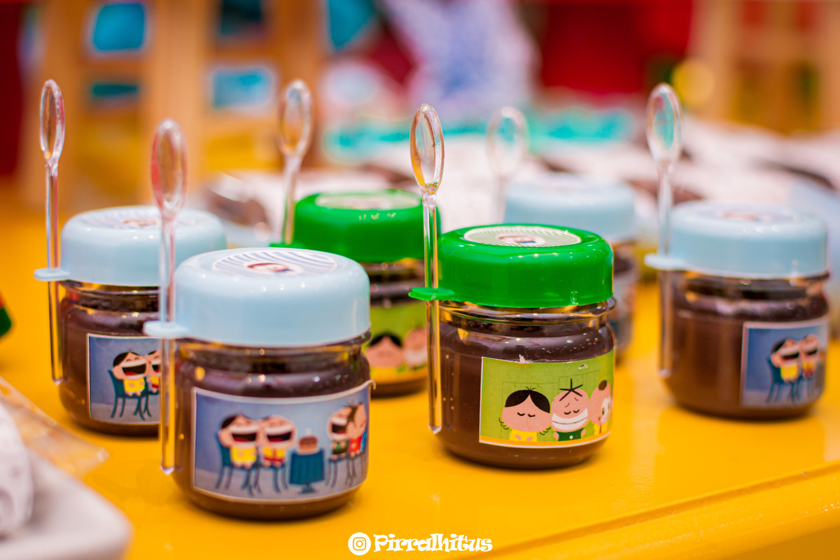 Bolo de pote na mesa do bolo, foto de detalhes da festa infantil.