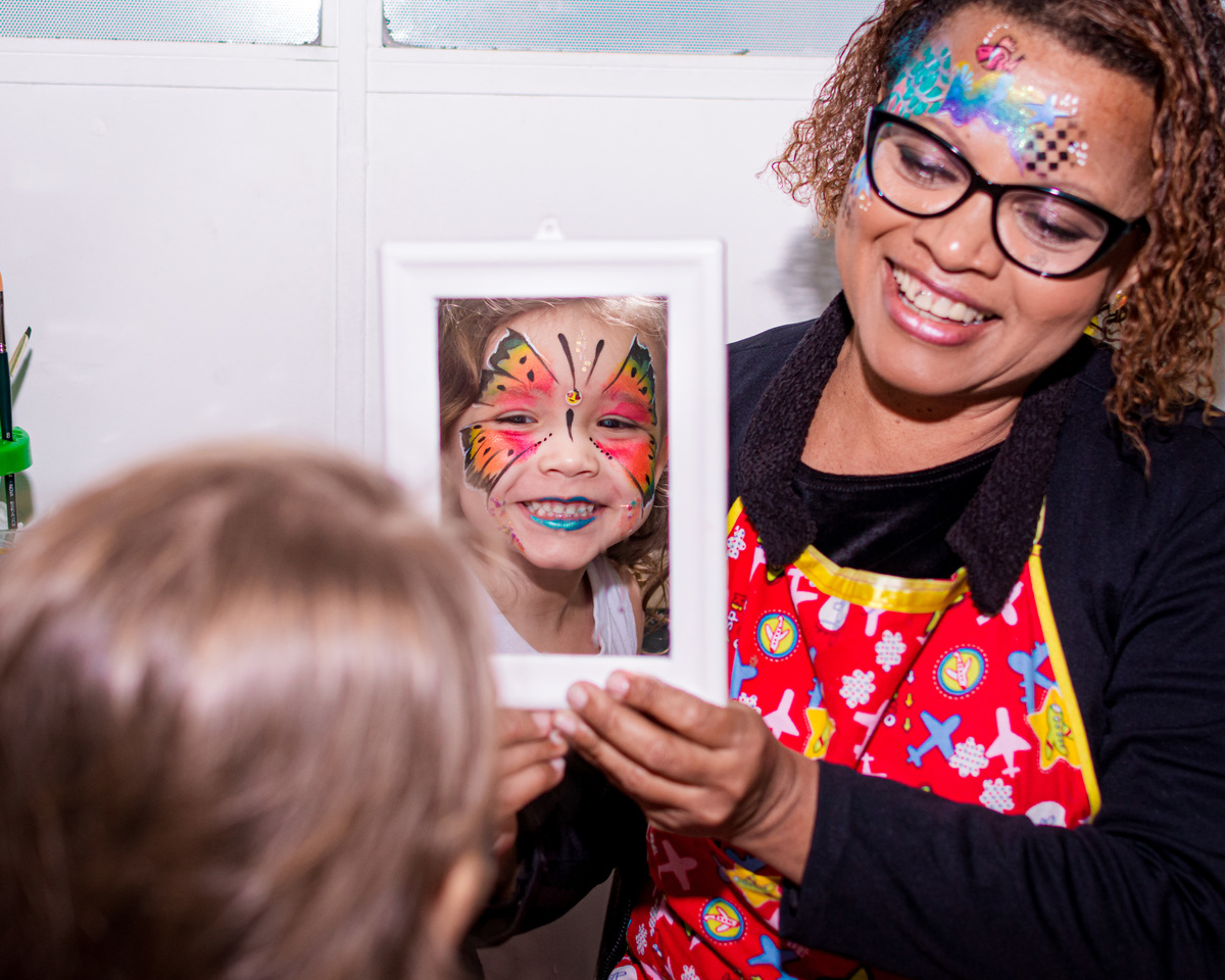 Pintura facial na festa da Marina. Casa de festas Sapeco Festas - RJ
